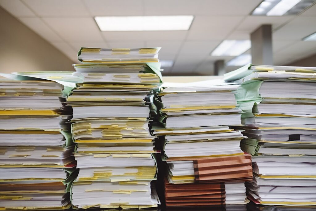Documents papier classés dans des dossiers