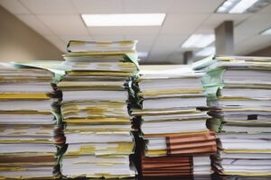 Documents papier classés dans des dossiers