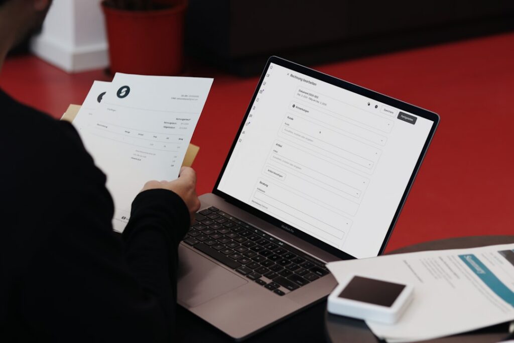 Personne équilibrant documents papier et facturation électronique